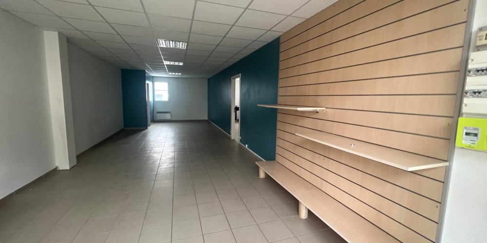 local commercial à UHART CIZE (64220)