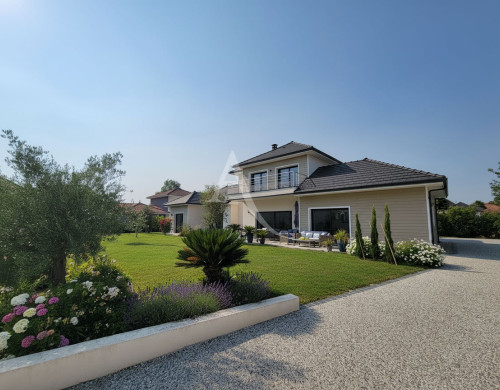 maison  LESCAR