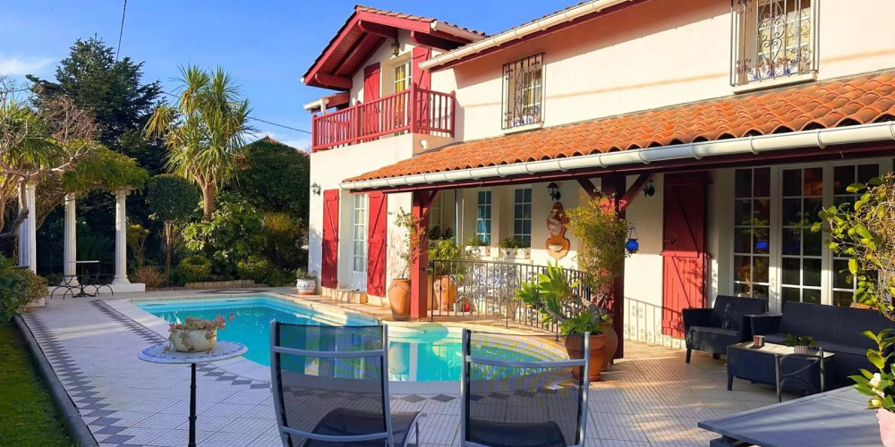 maison à ST PEE SUR NIVELLE (64310)