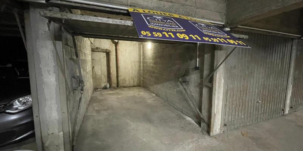 parking à PAU (64000)